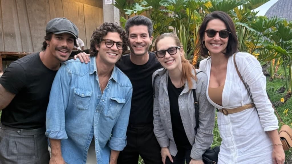 Elenco de Rebelde se reúne no velório de Lua Blanco e faz homenagem à atriz