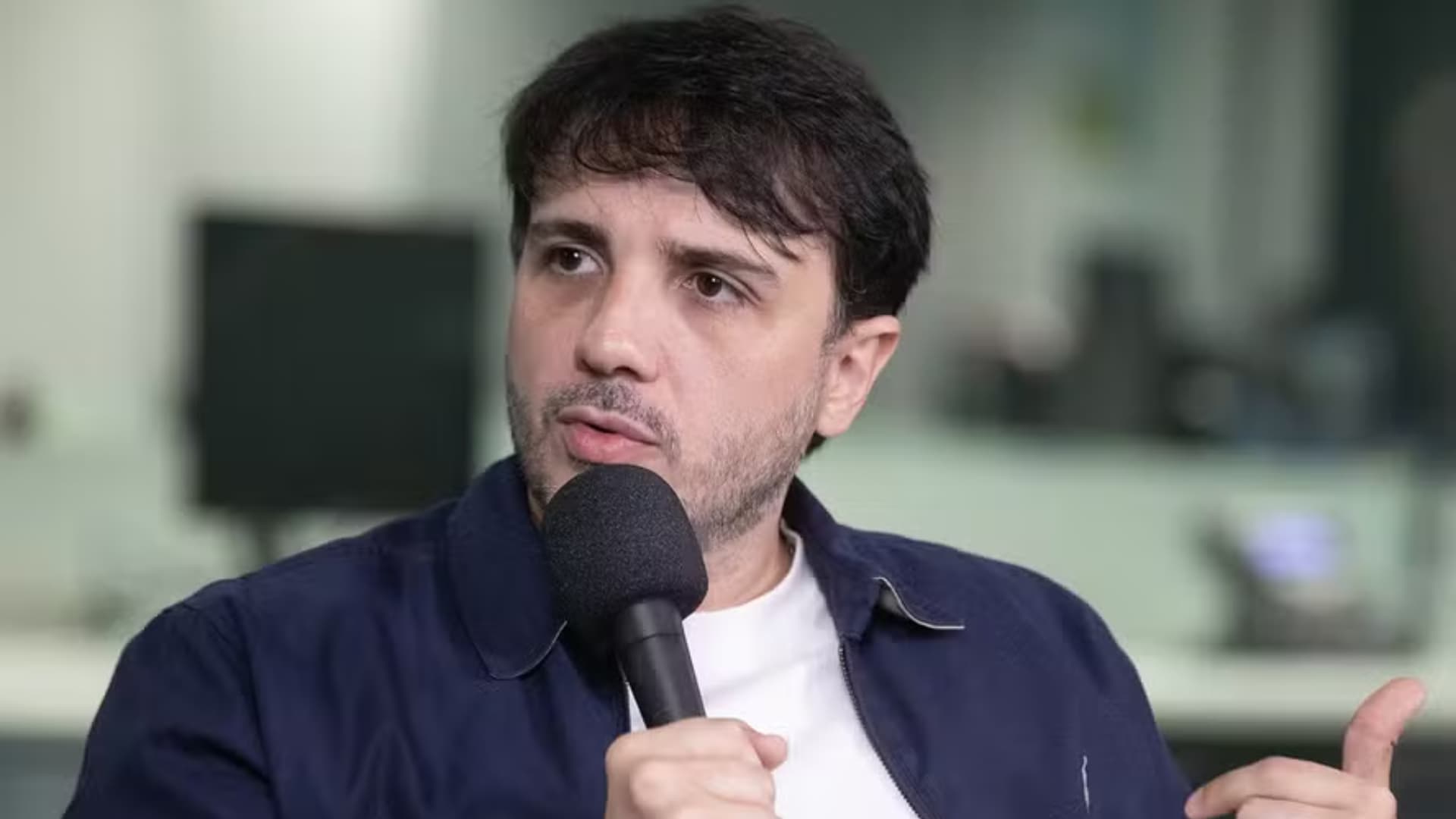 Renan Santos faz apelo contra protestos após derrota de Flávio: “Não corra risco por eles”