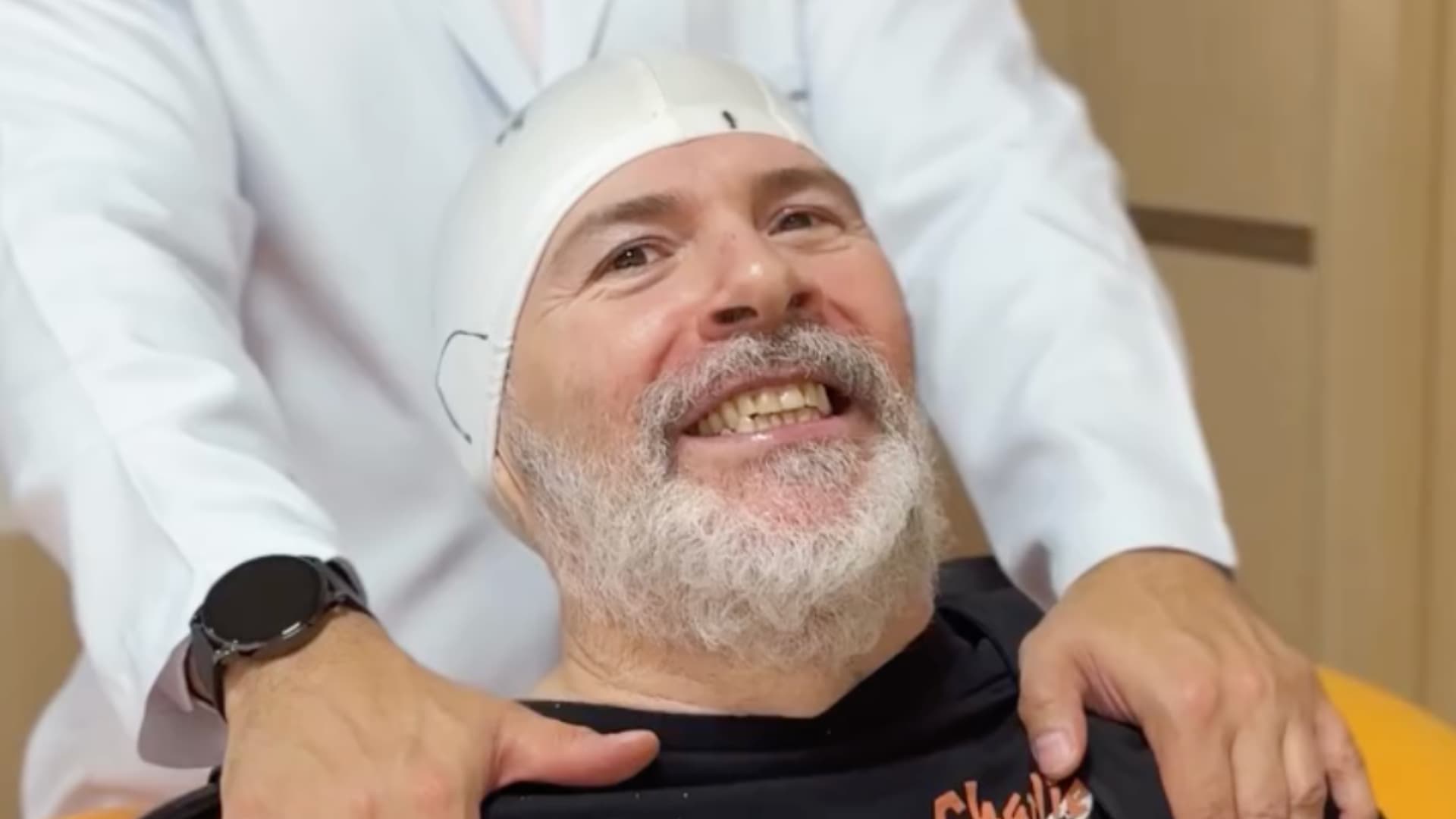 Mingau surge em pé durante fisioterapia, e filha celebra evolução do baixista
