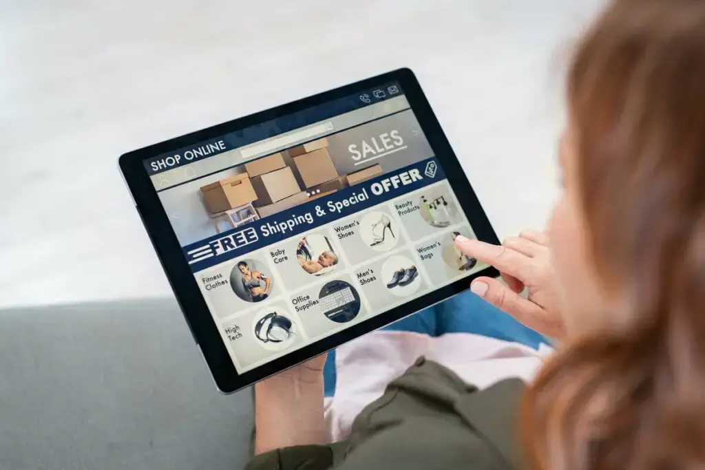 Pessoa segurando um tablet com a tela em um site de compras
