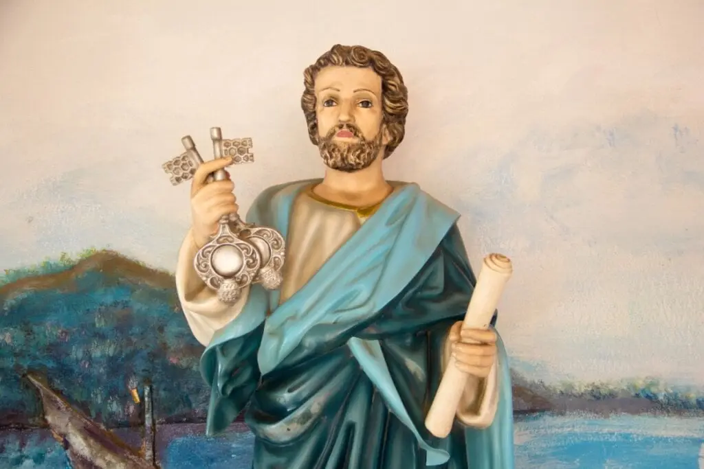 Estátua de São Pedro segurando das chaves e um pergaminho 