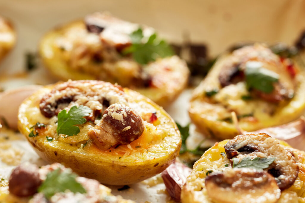 Batata cortada ao meio recheada com cogumelos com queijo