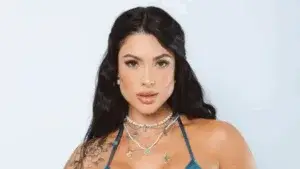 Rayane Figliuzzi posando para foto