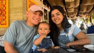 João Gomes, Ary Mirelle e o filho posam para foto