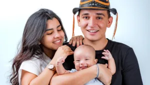 João Gomes tatua nome da esposa e surpreende com detalhe fofo ao lado de Ary Mirelle e do filho do casal