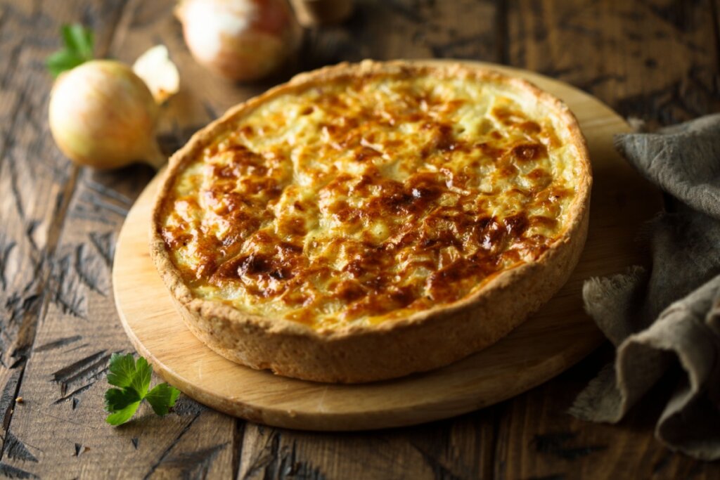 Quiche de queijo em cima de uma tábua de madeira
