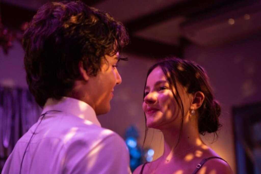 Casal de jovens um de frente para o outro e sorrindo em "Fazendo Meu Filme"