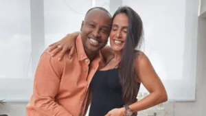 Carol Peixinho grávida abraçada com Thiaguinho