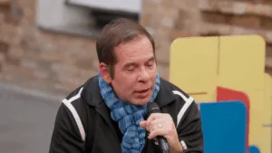 Leandro Hassum emocionado falando ao microfone