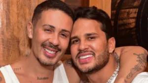 Carlinhos Maia e Lucas Guimarães abraçados sorrindo