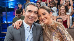 Cesar Tralli e Ticiane Pinheiro abraçados no palco do Altas Horas