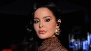 Maraisa nos bastidores de um show olhando para a câmera