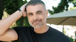 JP Mantovani com a mão apoiada na cabeça