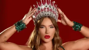 Virginia segura coroa acima de sua cabeça