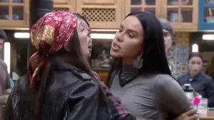 Martina e Tamires discutindo frente a frente