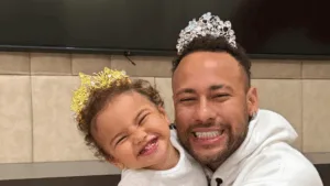 Neymar e Mavie sorrindo enquanto usam coroas de princesa