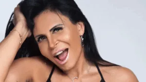 Gretchen posa para foto com a mão no cabelo