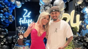 Poliana e Zé Felipe posam para foto em festa de aniversário do cantor