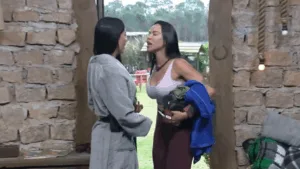 Rayane e Tamires cara a cara discutindo