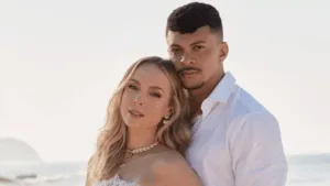 Tata Estaniecki e Julio Cocielo posam juntos para foto vestidos de branco