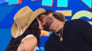 Ana Castela e Zé Felipe se beijando