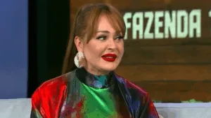 Gaby Spanic com roupa colorida, cabelo preso e batom vermelho
