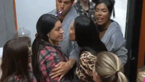 Tamires Assis e Rayane Figliuzzi discutem cara a cara na despensa com outros peões por perto