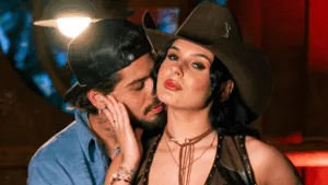 Zé Felipe com o rosto encostado ao pescoço de Ana Castela