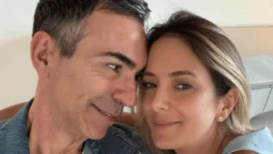 César Tralli olhando para Ticiane Pinheiro