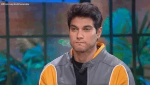 Will Guimarães com expressão séria