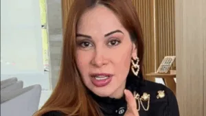 Maira Cardi apontando o dedo para a câmera