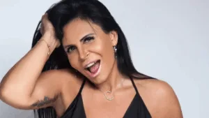 Gretchen com a mão no cabelo