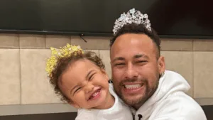Neymar e Mavie sorrindo e usando coroas