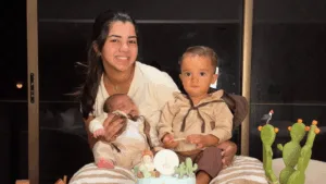 Ary Mirelle segurando Joaquim nos braços com Jorge ao lado