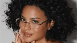 Bella Campos usando óculos