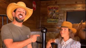 Cantor Sorocaba e chef Juliana Lima em um estábulo com um cavalo atrás