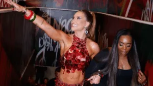 Virginia de braço dado com a mãe do Vini Jr na quadra da Grande Rio