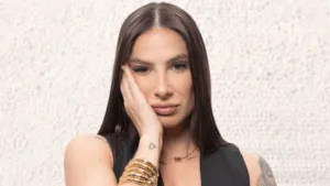 Martina Sanzi com a mão no rosto e expressão chateada