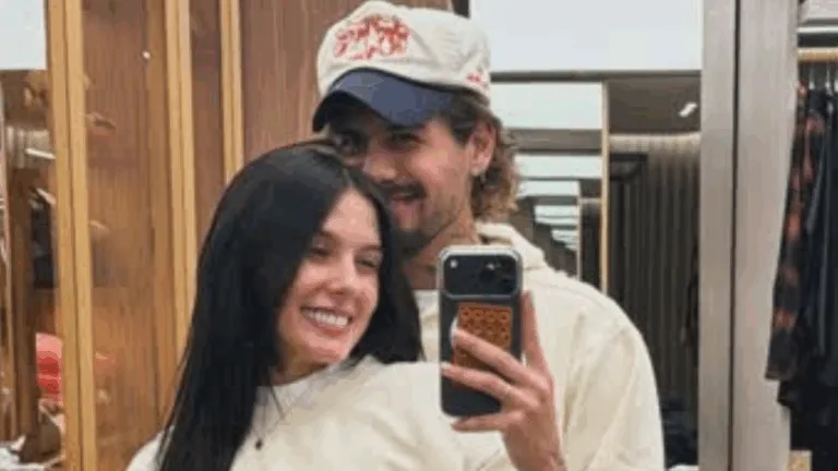 Zé Felipe e Ana Castela posam para foto no espelho