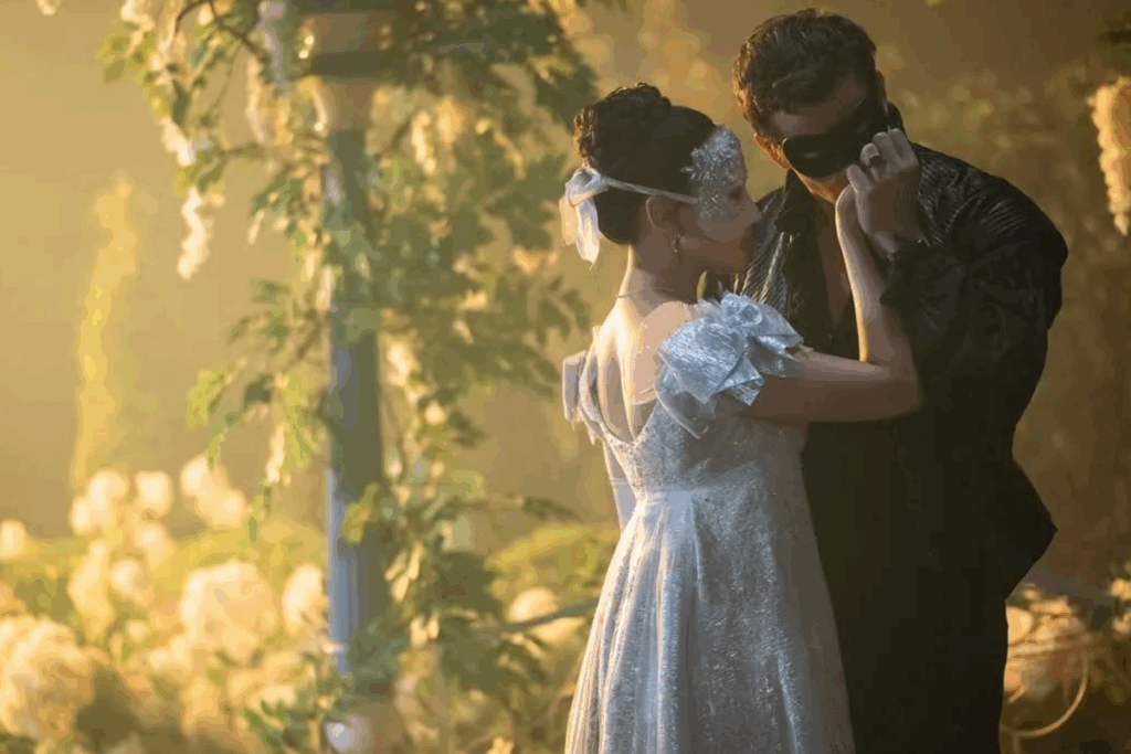 Homem e mulher usando máscaras de baile interagindo em um jardim iluminado