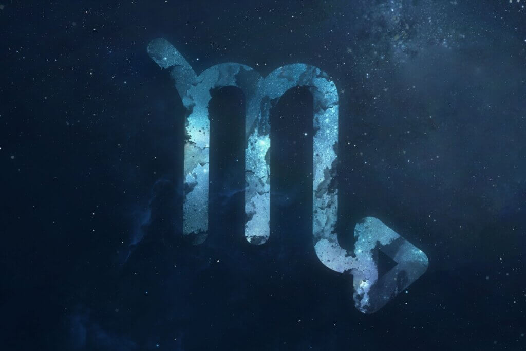 símbolo do signo de escorpião em um fundo azul marmorizado sobre fundo azul-escuro estrelado