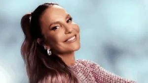 Ivete sentada no chão usando body rosa de mangas compridas