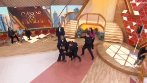 Homem é contido por diversos seguranças no palco do Casos de Família