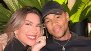 Lore Improta e Léo Santana posam para foto sorrindo