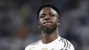 Vini Jr com expressão preocupada em campo