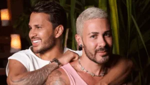 Lucas Guimarães com o braço apoiado em Carlinhos Maia