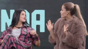 Duda e Saory debatendo em A Fazenda