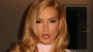 Virginia maquiada e usando vestido rosa claro