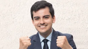 Dudu Camargo comemorando