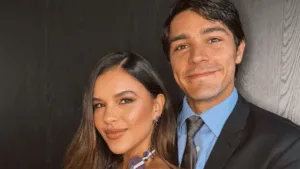 Mariana Rios e Juca Diniz posam para foto